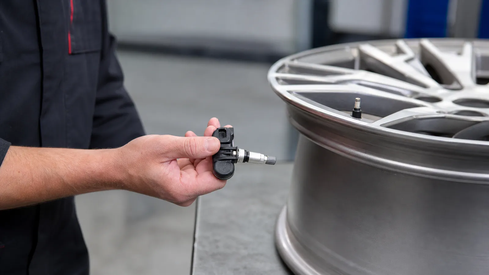 Прямой датчик давления TPMS у вентиля рядом с колесным диском
